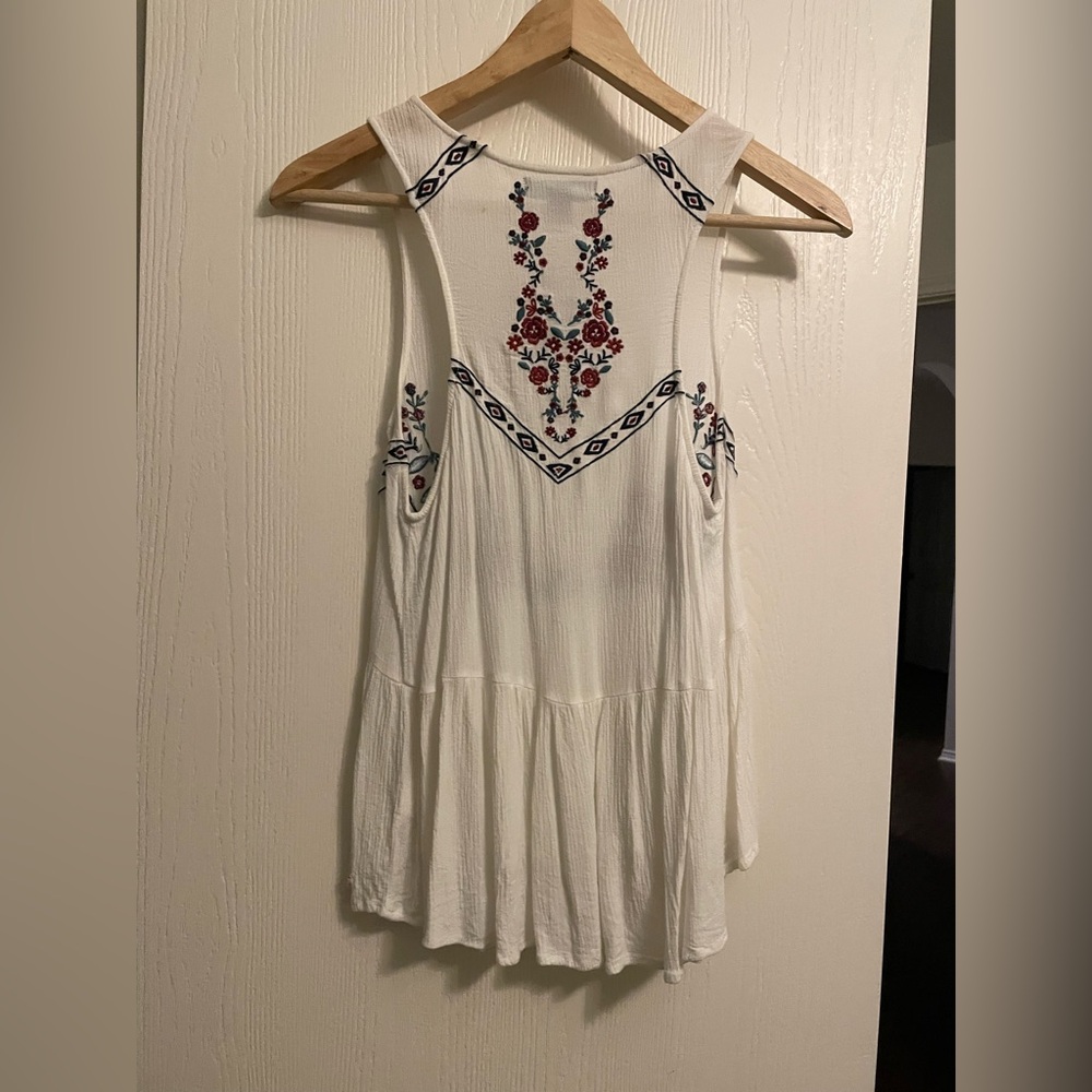Kendal and Kylie white tank top with floral embroidery women’s size large - Picture 3 of 3